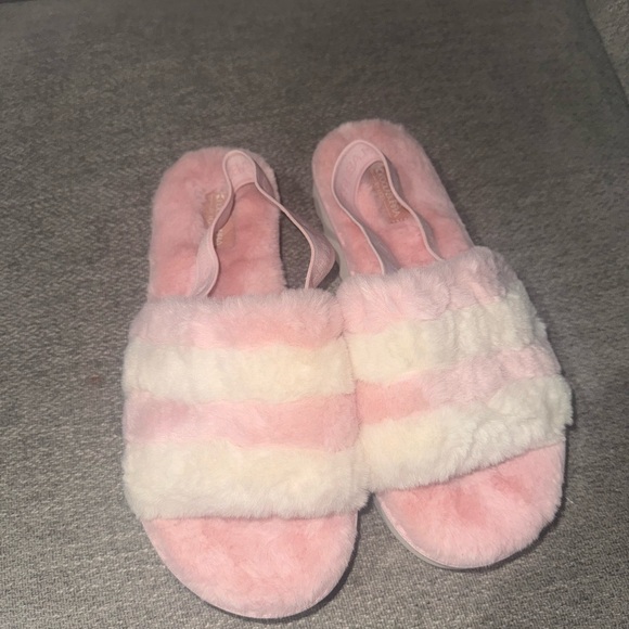 Koolaburra by UGGS Soft Pink Fuzzy Slippers - Picture 1 of 4